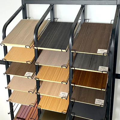 Calidad Los paneles de pared de bambú interiores decorativos interiores del grano de madera del carbón de leña de los paneles de pared del PVC Fabricación