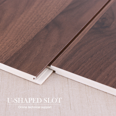 Calidad El fuego y la humedad calientes WPC resistente de la venta ranuraron los paneles de pared de la chapa de madera del panel Fabricación